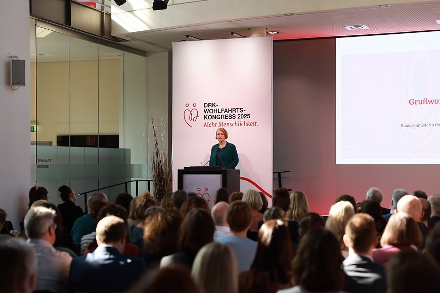 Lisa Paus hält eine Rede auf einem Podium vor Publikum