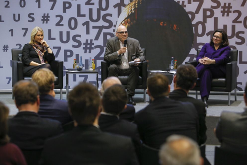 Manuela Schwesig und Andrea Nahles diskutieren auf dem Podium der Fachtagung "DenkraumArbeit"