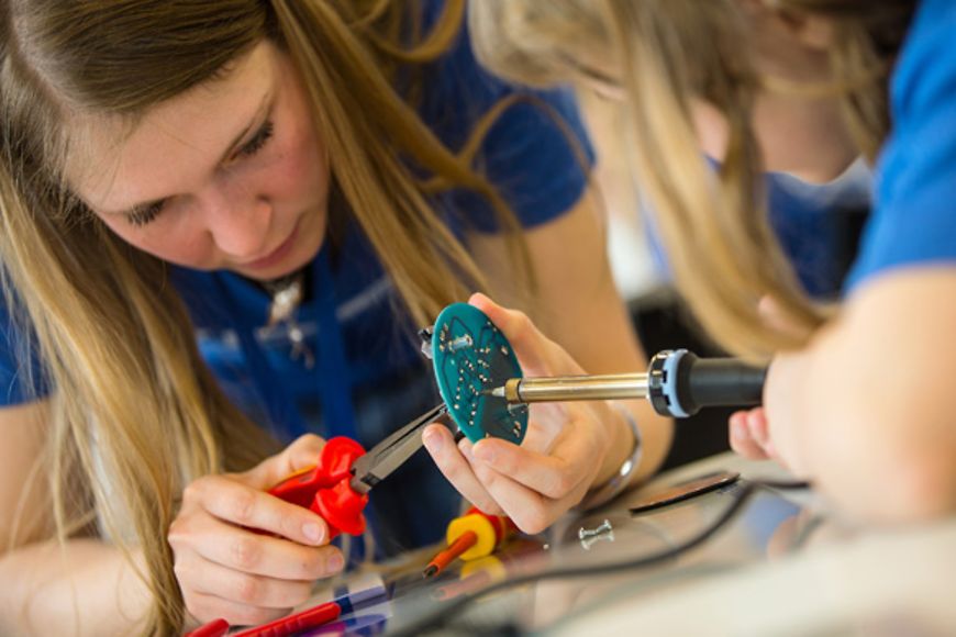 Zwei Mädchen arbeiten an einem Chip