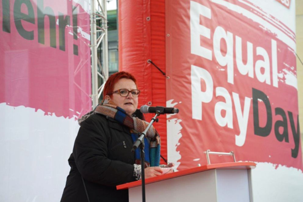 Elke Ferner spricht auf der Kundgebung zum Equal Pay Day am Brandenburger Tor