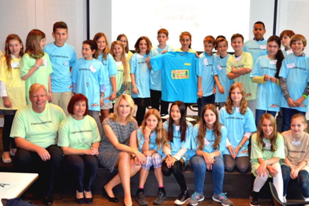 Gruppenbild mit Manuela Schwesig, Caren Marks, Ralf Kleindiek und Kindern