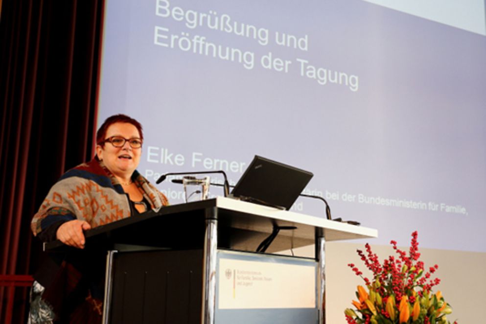 Elke Ferner während ihrer Eröffnungsrede der Tagung auf dem Podium