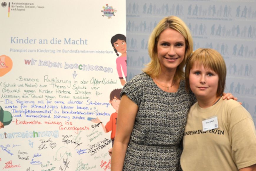 Gruppenbild mit Manuela Schwesig und Kindern