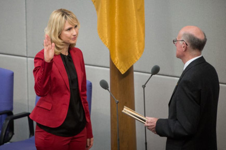 Manuela Schwesig legt im Deutschen Bundestag ihren Amtseid ab, Bildnachweis: Bundesregierung / Sandra Steins